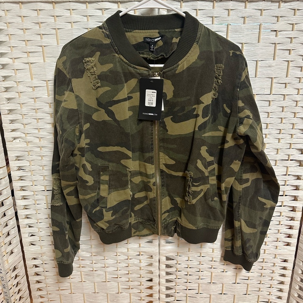 Camouflage light jacket size small new with tags Fashion Nova